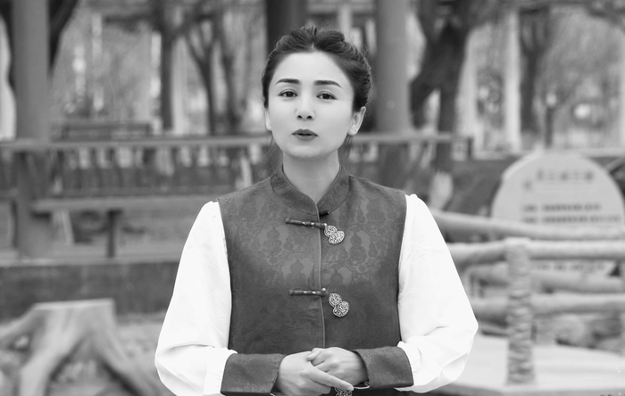 米日班·买吐肉孜宣传策勒非遗。 图源：和田零距离