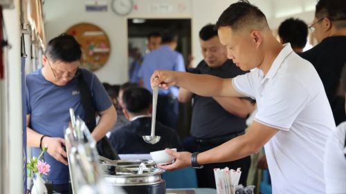 邓亚萍点赞武汉研发乒乓球机器人
：学习能力远超预期