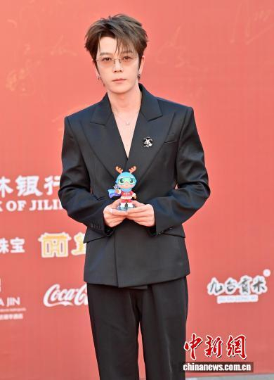8月23日晚，第二十一届中国长春电影节开幕红毯仪式在吉林长春举行。图为王栎鑫在红毯仪式上亮相。 中新社记者 张瑶 摄 