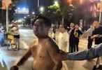 武汉球迷围攻天津球迷大巴！吐痰+扔水杯 韩乔生怒斥：首先是中国人