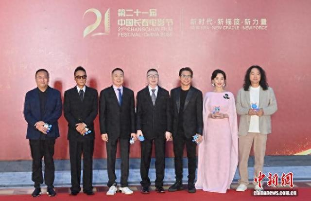 8月23日晚，第二十一届中国长春电影节开幕红毯仪式在吉林长春举行。图为电影节“金鹿奖”评委集体亮相。 中新社记者 张瑶 摄