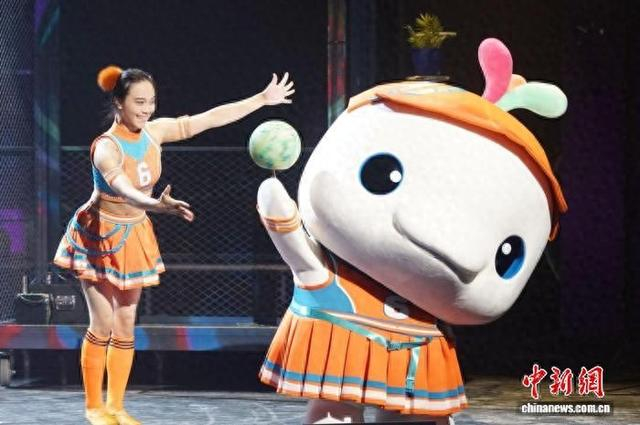杂技演员与“大湾鸡”互动。冯琬斌 摄