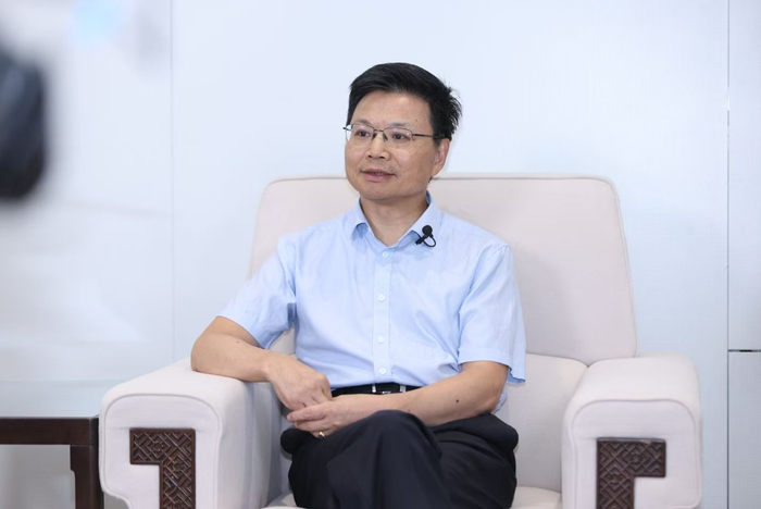 鄂维南院士：AI赋能科学研究进入下半场，推动科研平权化