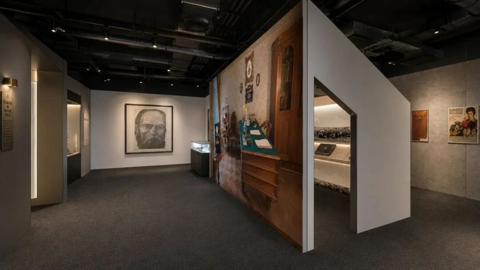 今年恰逢《罪与罚》出版160周年，展厅打造沉浸式文学场景，还原小说经典情节，辅以电影海报、文学金句互动。