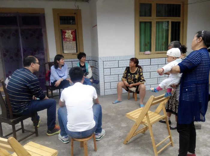 ▲2016年，林丽霞和同事在四川广汉调研农村妇女土地及集体收益分配问题。 受访者供图