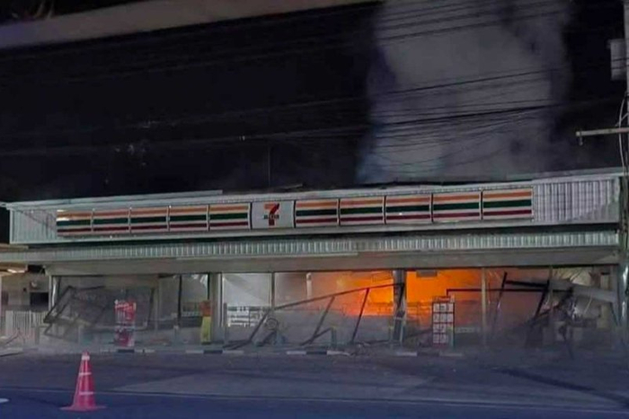  22日晚，北大年府的一家711便利店遭炸弹袭击后起火燃烧。