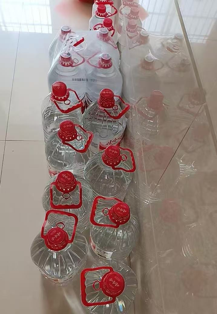 张菲家里储备的桶装水。 受访者供图