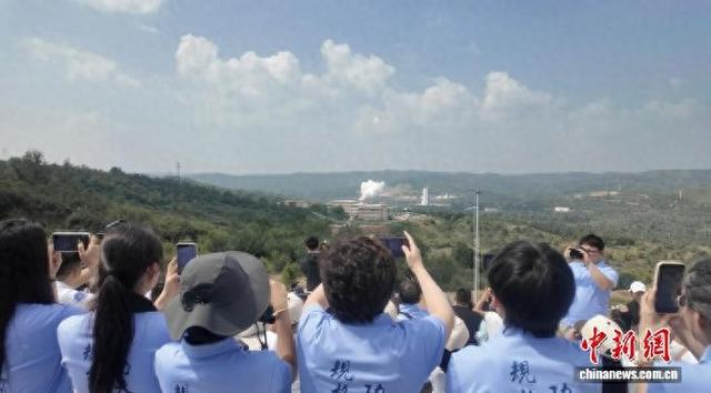 师生代表在现场观看八一04星“哈尔滨号”发射。 哈工大供图