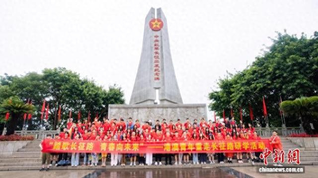 图为8月24日，江西于都县，港澳青年重走长征路研学活动一行在中央红军长征出发纪念碑前合影留念。江西海外联谊会供图