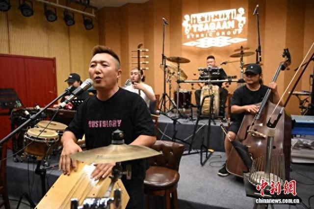 查干乐团排练中。 中新网记者 刘文华 摄
