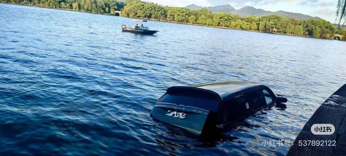 一辆汽车冲入西湖，景区回应
