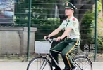 北京街头兵哥哥列队骑行，整齐度拉满