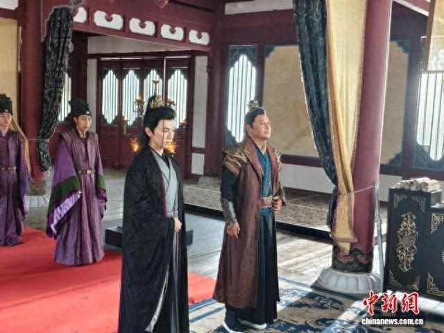 8月25日，演员们在山东省德州市乐陵影视城内拍摄短剧。中新社记者 国璇 摄