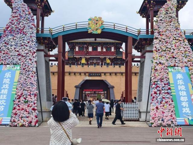 8月25日，山东省德州市乐陵影视城吸引游客打卡。中新社记者 国璇 摄