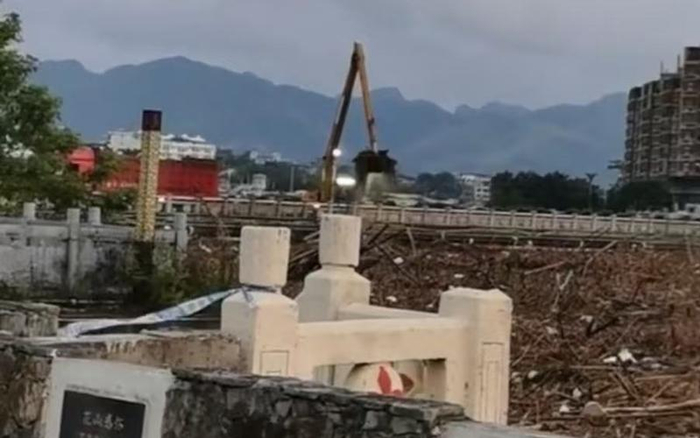 8月24日早上7点左右，当地正在清理宁明大桥附近聚集的堆积物。 受访者供图
