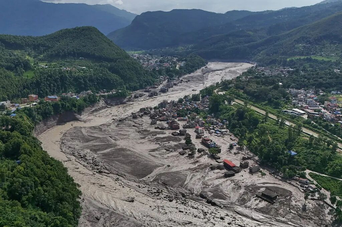 当地时间2026年8月26日，尼泊尔努瓦果德县，受损房屋危险地矗立在河岸附近。视觉中国 图