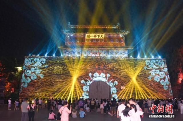 7月7日晚，河北秦皇岛山海关景区上演城墙光影秀，吸引游客驻足观看。进入暑期，秦皇岛旅游持续升温。 中新社记者 贾天勇 摄