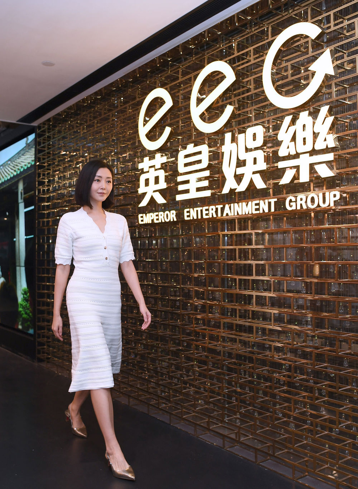 8月22日，香港演员卫诗雅从英皇娱乐的标识前走过。新华社记者 陈铎 摄