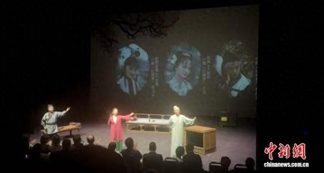 8月27日，由演员邓婕、欧阳奋强等87年版电视剧《红楼梦》班底演绎的话剧《我爱桃花》首次在香港上演。 中新网记者 戴小橦 摄