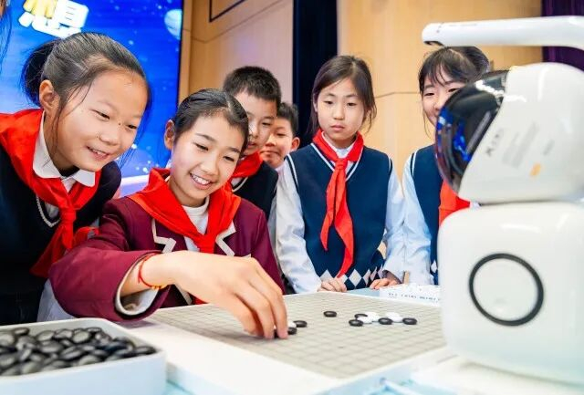 学生们与AI机器人进行棋类对弈。中国教育报-中国教育新闻网通讯员 翟伟凯 摄