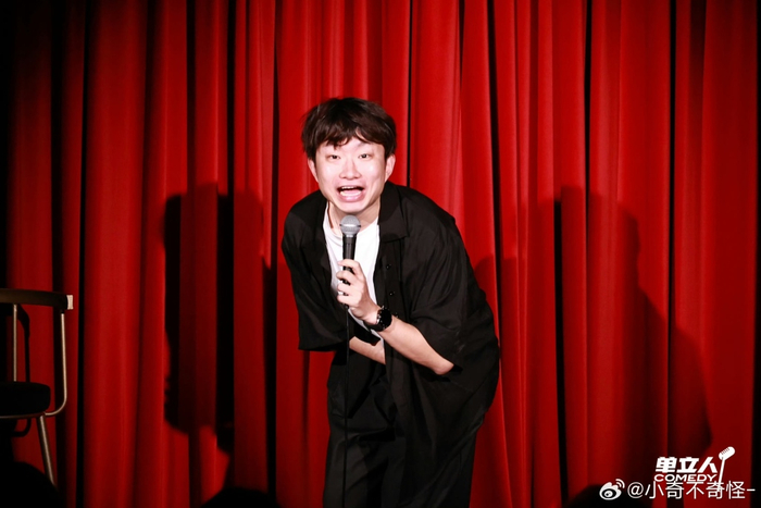 小奇在線下演出