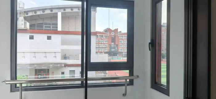 （三里河项目一户居民的窗户，对面是一所小学。 摄影/王文彤）