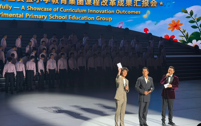 知名歌手蔡国庆（中）作为家长代表带儿子来到现场。 新京报记者刘洋 摄