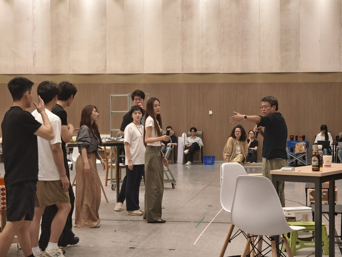 排练照  导演黄盈（右）为演员们说戏   摄影： 王诤