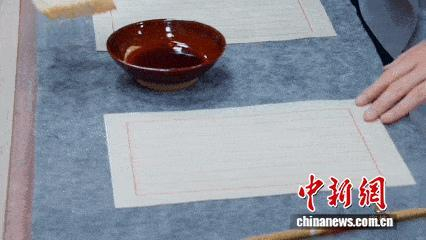 节目现场复刻“米汤为墨、碘酒显字”。 节目组供图