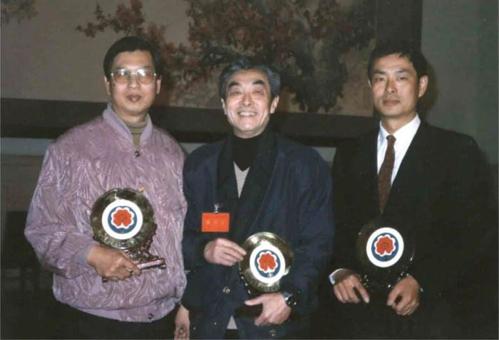 《李白》获得文化部颁发的文华奖五个单项奖，左起编剧郭启宏、导演苏民、主演濮存昕。图片取自北京人艺公号文章