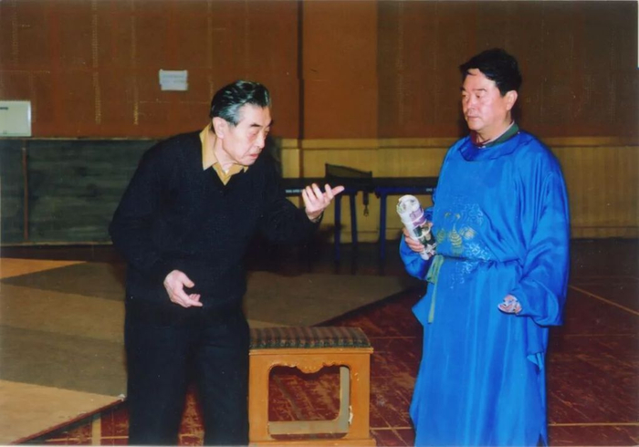 2003年复排时，苏民给米铁增讲戏。图片取自北京人艺公号文章
