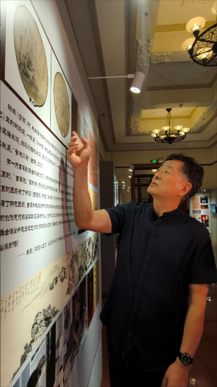 濮存昕介绍父亲苏民的书画作品。摄影：王诤