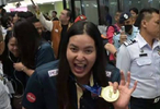 泰国女排带冠军回家！球迷夹道欢迎，冯坤老公高举奖杯，现场沸腾