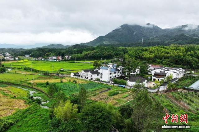 9月1日，在安徽省泾县榔桥镇，青山、白云、田园、人家相映成景，勾勒出一幅乡村山水画卷。（无人机照片）中新社记者 张强 摄