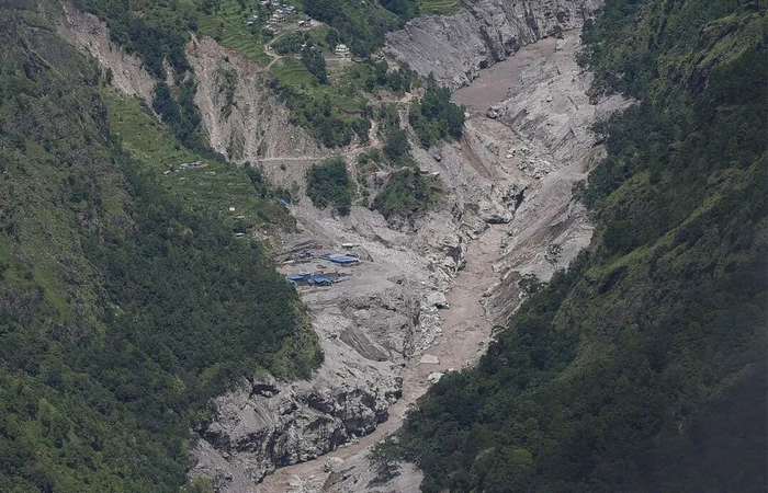 ▲当地时间2026年9月1日，尼泊尔拉苏瓦地区，图为被泥沙覆盖的堰坝周边呈现荒芜景象（图据视觉中国）
