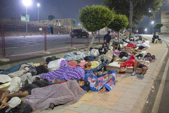 ▲当地时间2026年9月1日，西班牙休达，数十名移民仍露宿在洛马科尔梅纳尔周边区域（图据视觉中国）