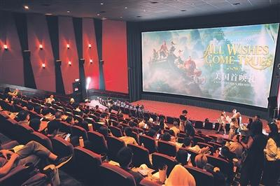电影《八仙！》8月14日开始登陆美国和加拿大院线。图为观众在美国洛杉矶一家影院参加北美首映礼。