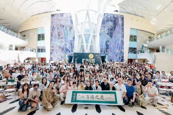 剧场精心策划了百场纪念活动。