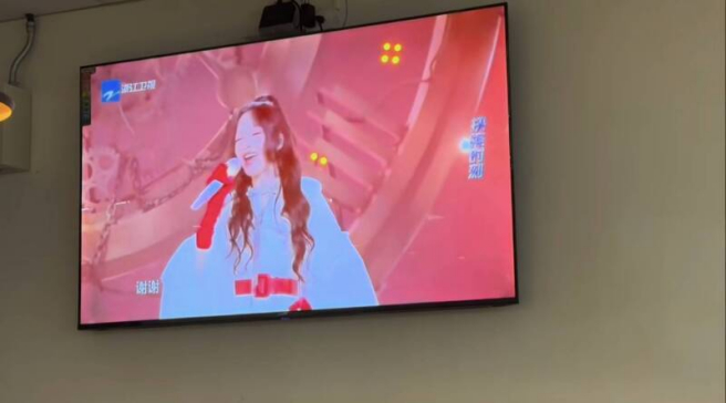 台湾高校餐厅近日出现浙江卫视一档音乐节目画面。图源：台媒