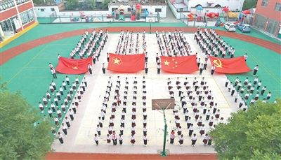 河南确山县靖宇小学举行“争做新时代好队员——集结在星星火炬旗帜下”主题队日活动。张继仓摄