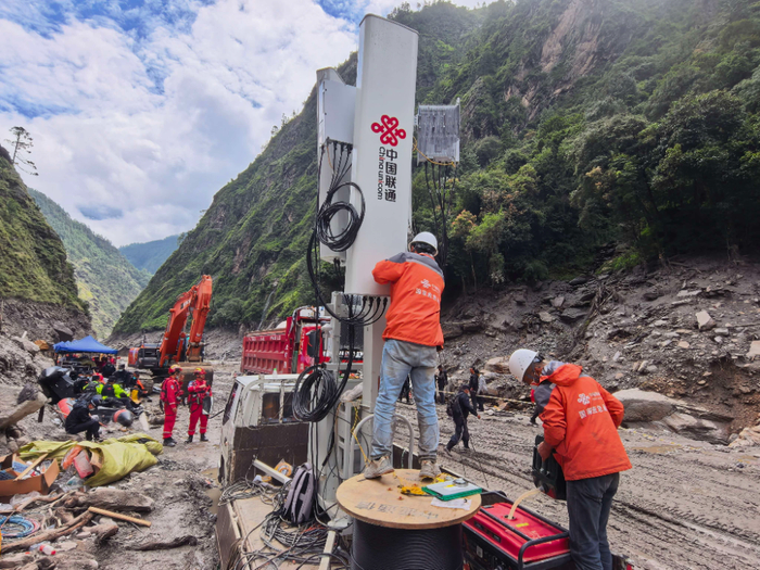中国联通在救灾现场搭建应急基站