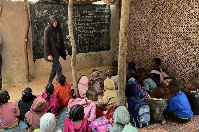 △3月31日，孩子们在利比亚首都的黎波里塔朱拉地区一座苏丹难民营的“帐篷教室”上课。
