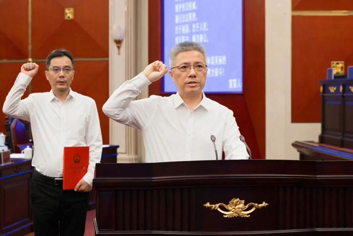 会议举行了宪法宣誓仪式。图源：上海人大