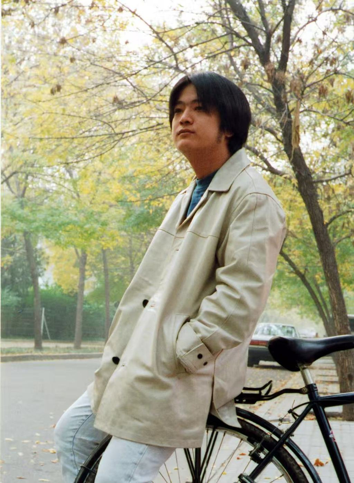 2004年，何勇在银杏树下。廖伟棠 摄影 