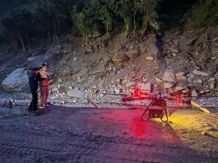 中国建材在现场进行应急监测