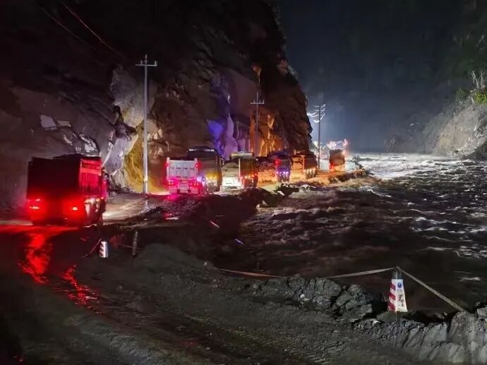 中国安能在西藏日喀则市吉隆县国道G216水毁路段持续攻坚