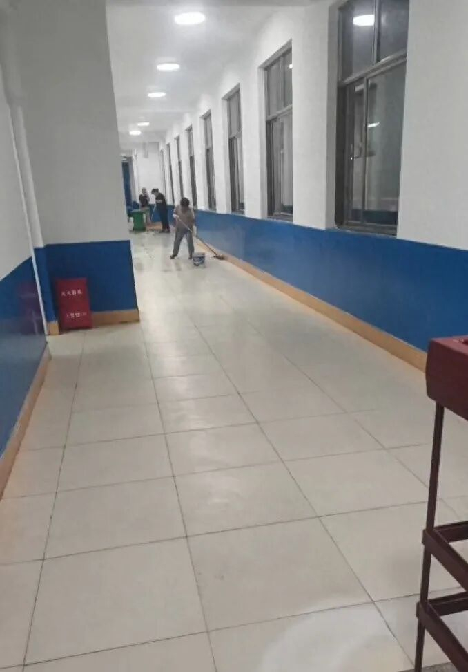 家长反映学校在连夜赶工。图/受访者提供
