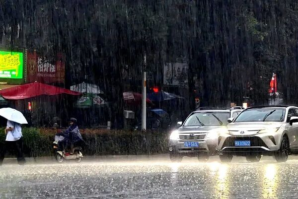 9月3日，福建福州，市民在雨中出行。图源：视觉中国