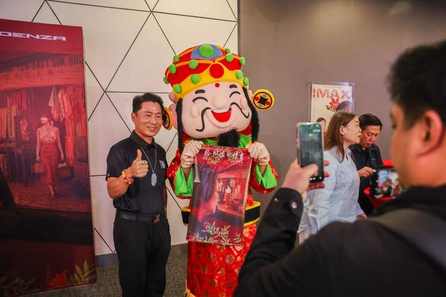 2026年7月30日，在菲律宾马尼拉，观众在电影《给阿嬷的情书》首映礼上合影留念。新华社发（乌马利 摄）
