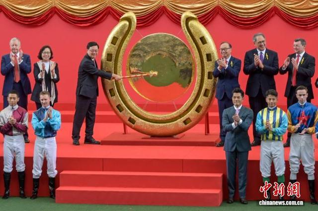 图为香港特区行政长官李家超（二排左三）敲锣。中新网记者 陈永诺 摄 